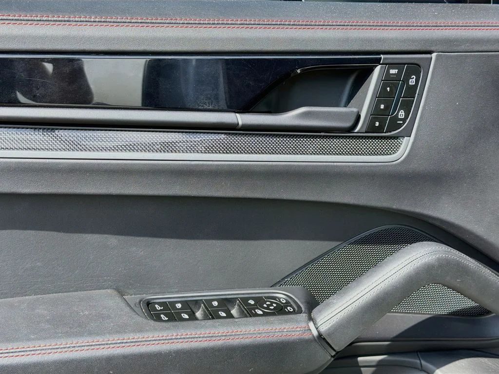 Used 2024  Porsche Base image 17