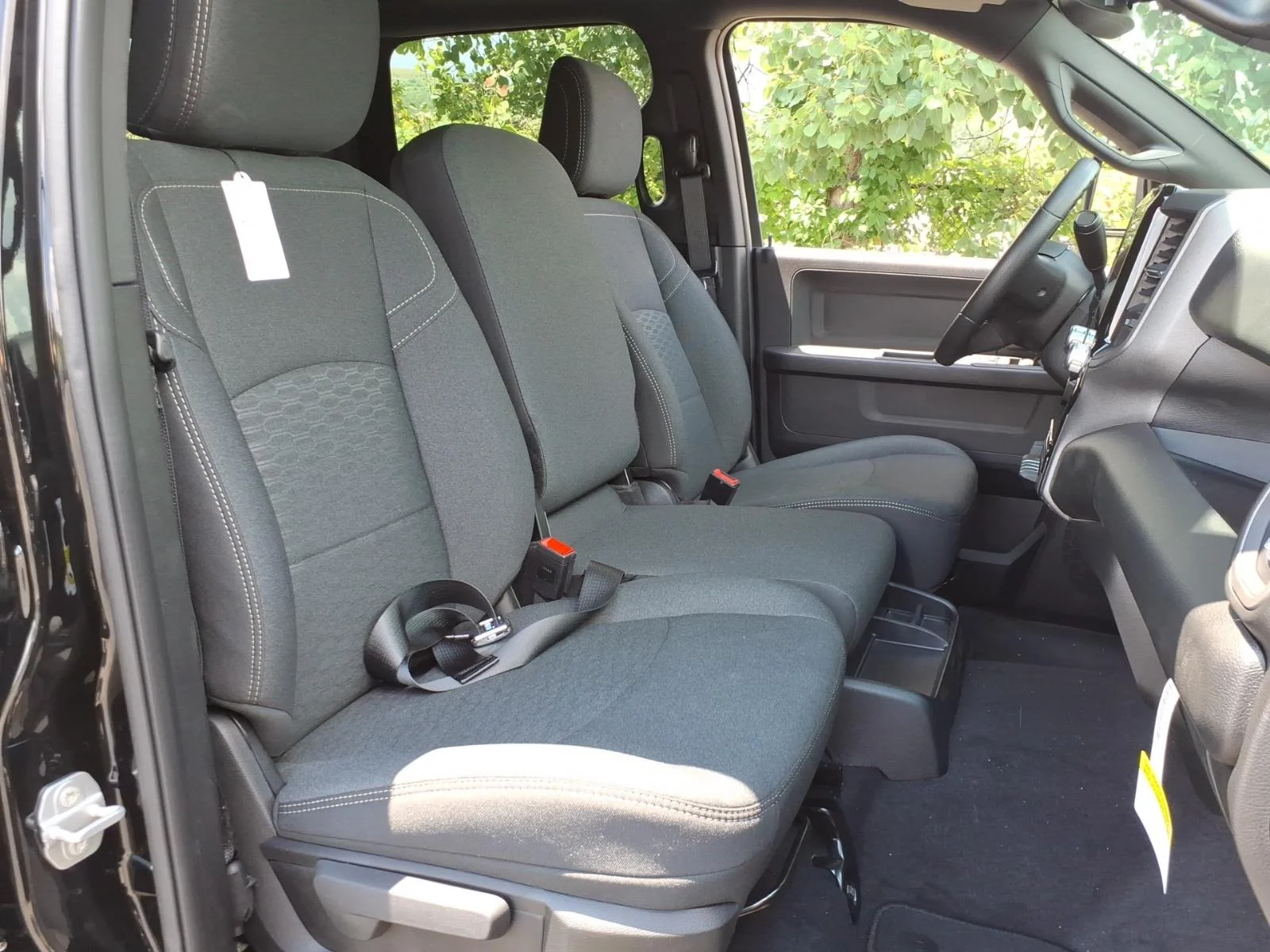 New 2026 Diamond Black Crystal Pearl-Coat Exterior Paint RAM Tradesman image 4