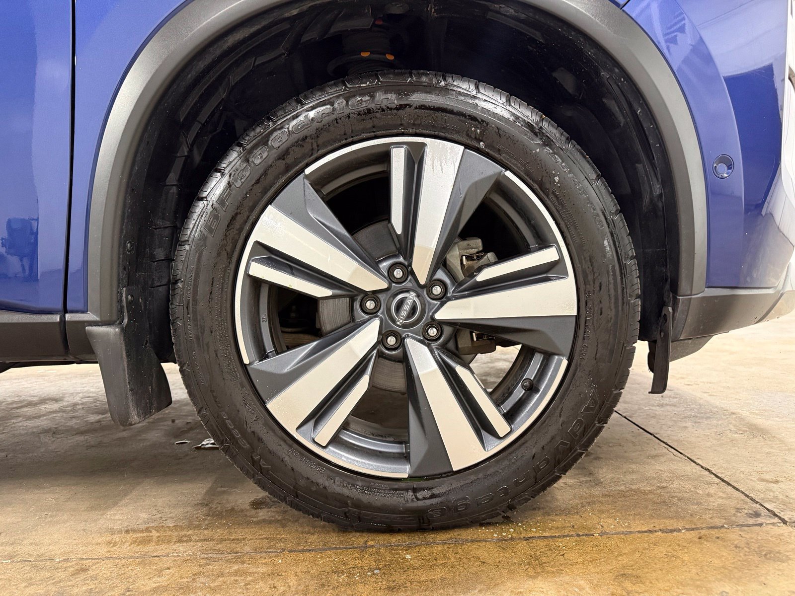 Used 2023 Blue Nissan SL image 30