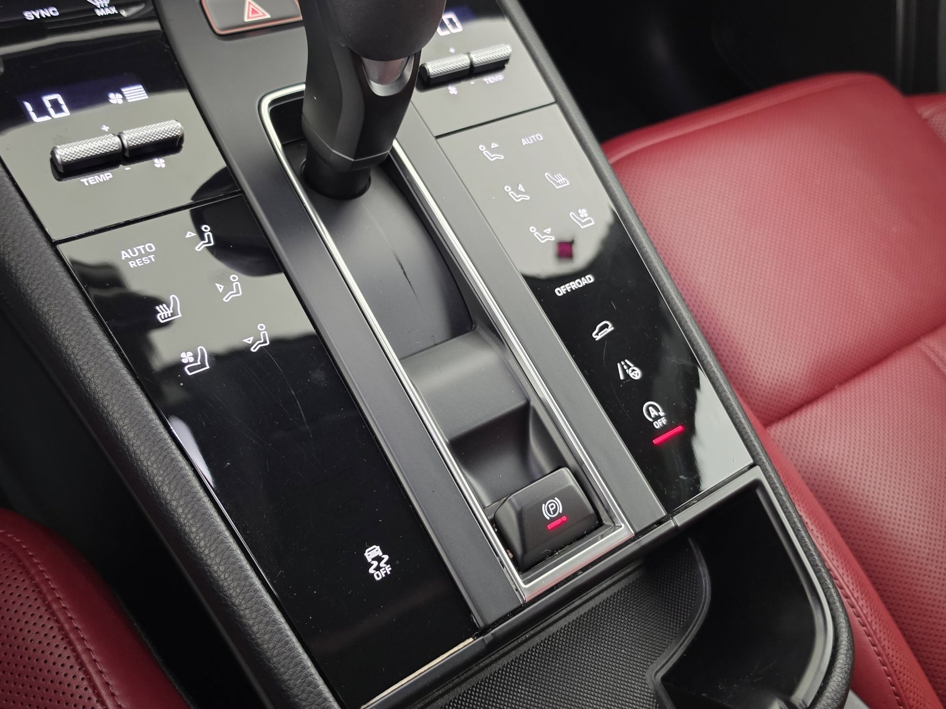 2025 Porsche Macan T - Photo 24
