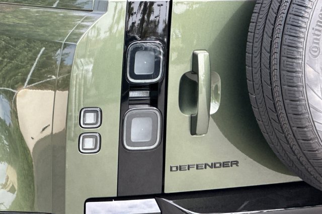 New 2026 Woolstone Green Land Rover X-Dynamic SE image 25