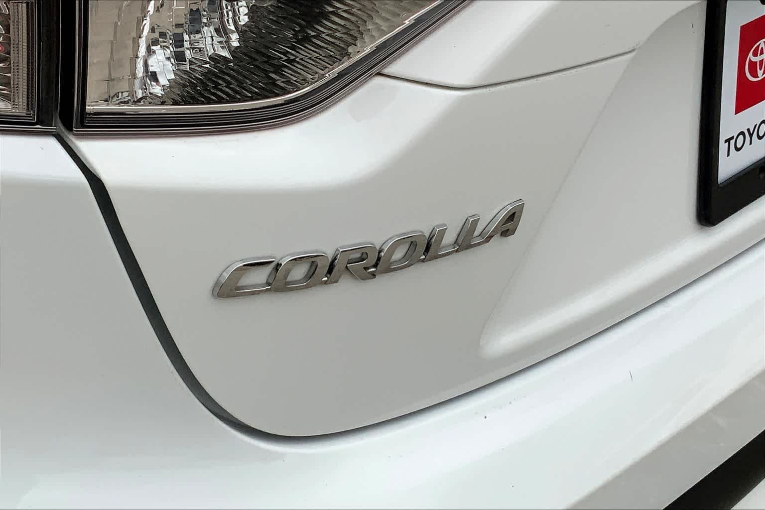 Used 2022 White Toyota LE image 30