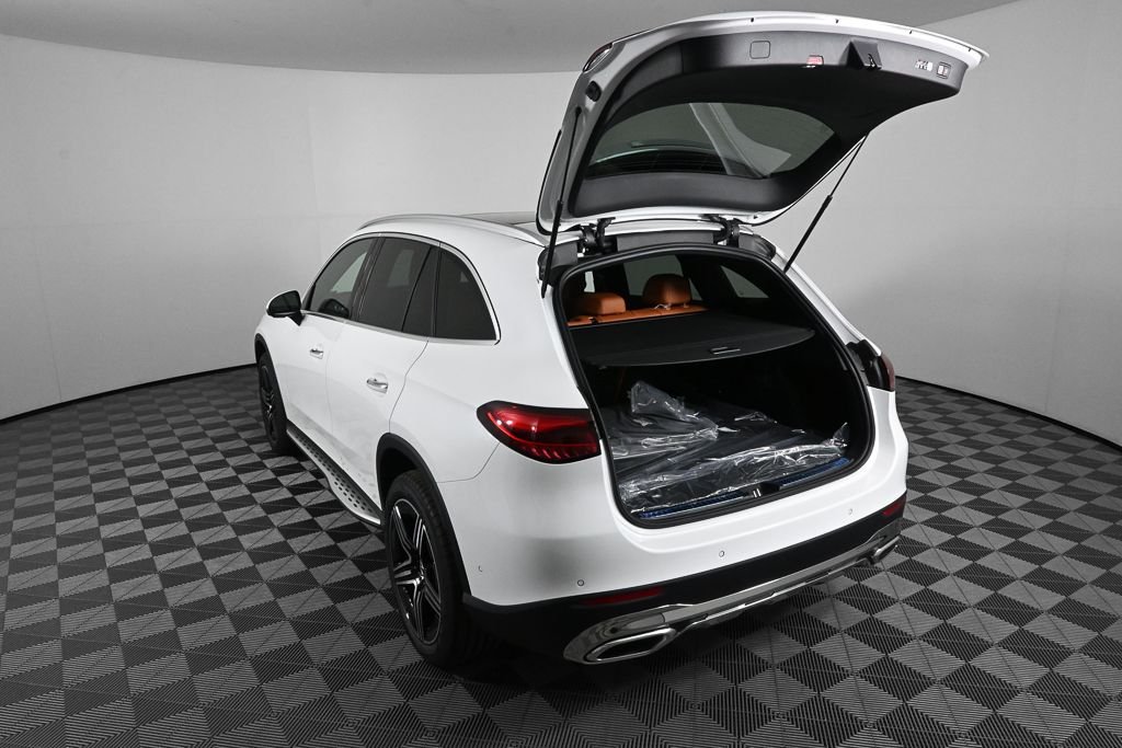 New 2026 MANUFAKTUR Moonlight White Metallic Mercedes-Benz GLC 300 image 31