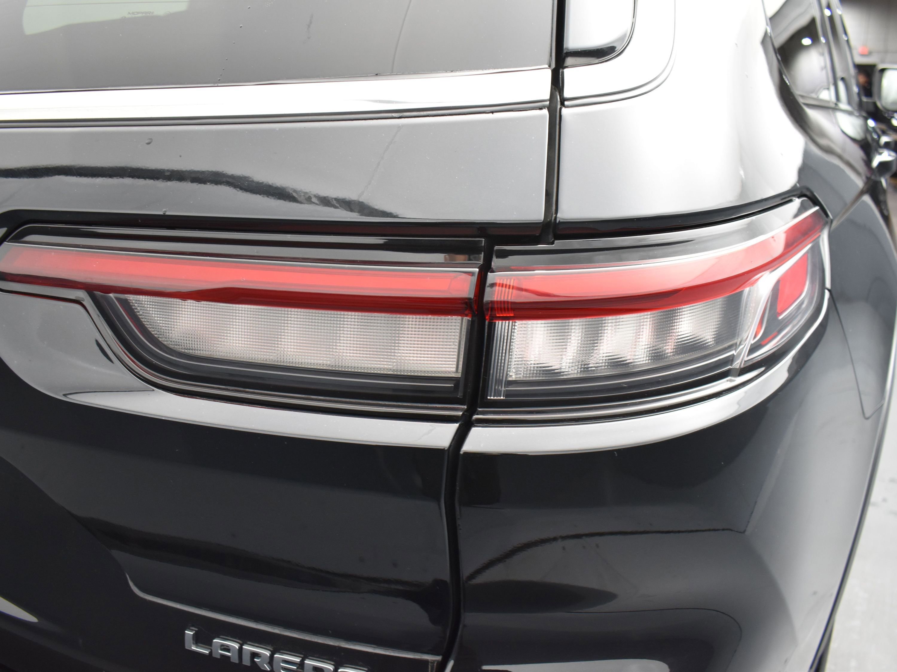 Used 2022 Diamond Black Crystal Pearlcoat Jeep Laredo image 8