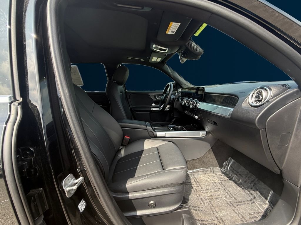Used 2025 Black Mercedes-Benz GLB 250 image 17