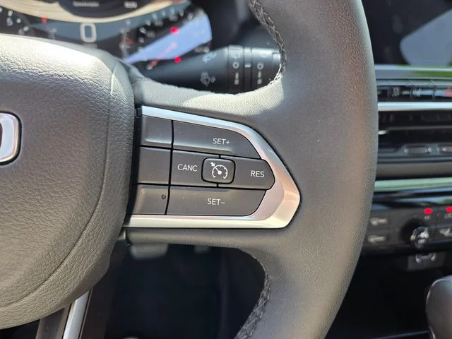 New 2026 Diamond Black Crystal Pearlcoat Jeep Latitude image 30