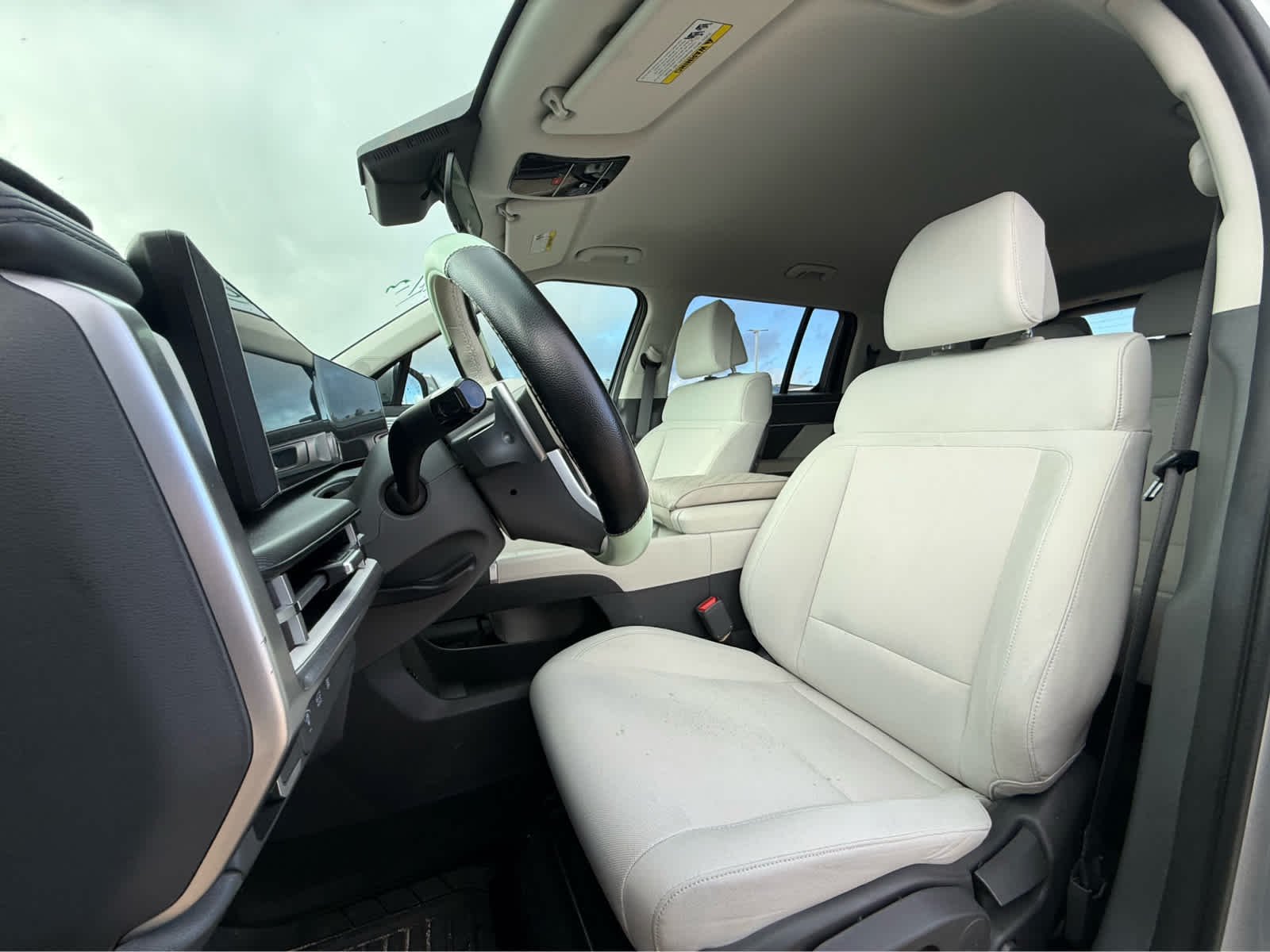 Used 2024 Shimmering Silver Hyundai SE image 6