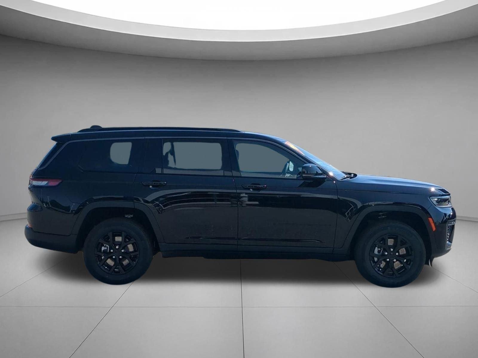 New 2026 Diamond Black Crystal Pearl-Coat Exterior Paint Jeep Laredo Altitude image 6