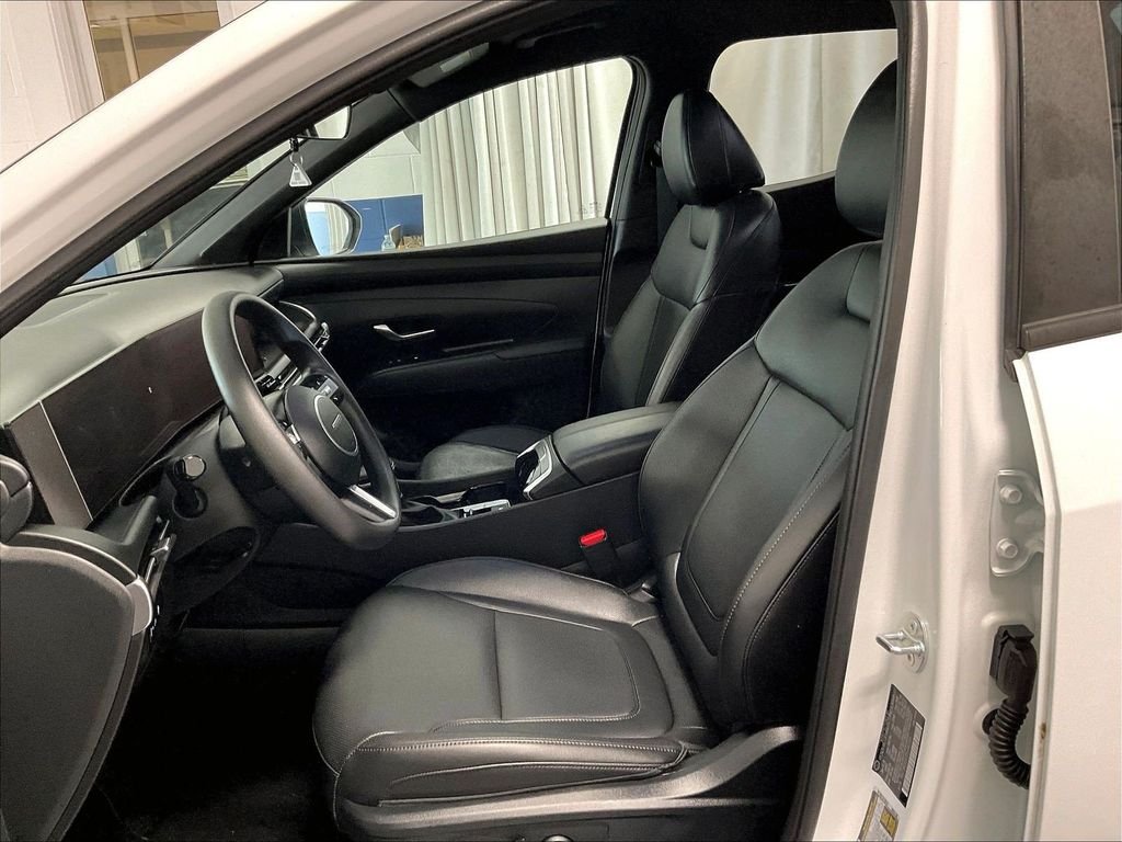 Used 2025 White Hyundai SEL image 10
