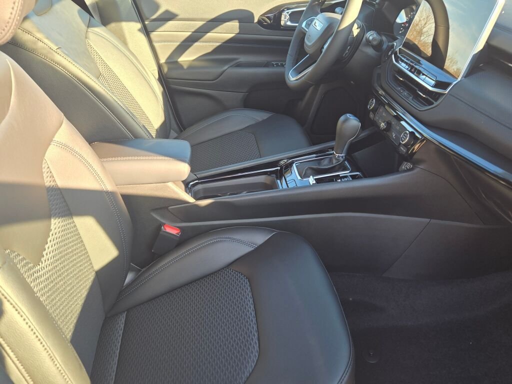 New 2026 Bright White Clear-Coat Exterior Paint Jeep Latitude image 6
