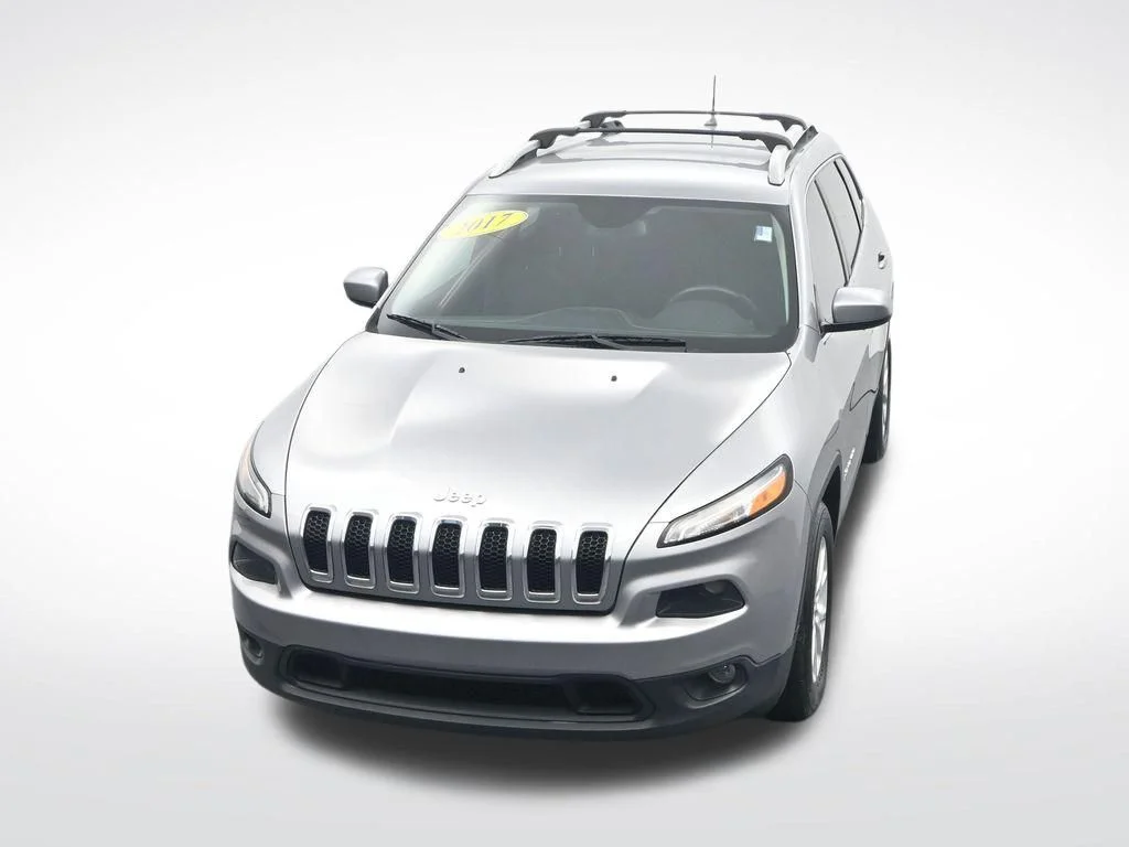 Used 2017 Billet Silver Metallic Clearcoat Jeep Latitude image 23