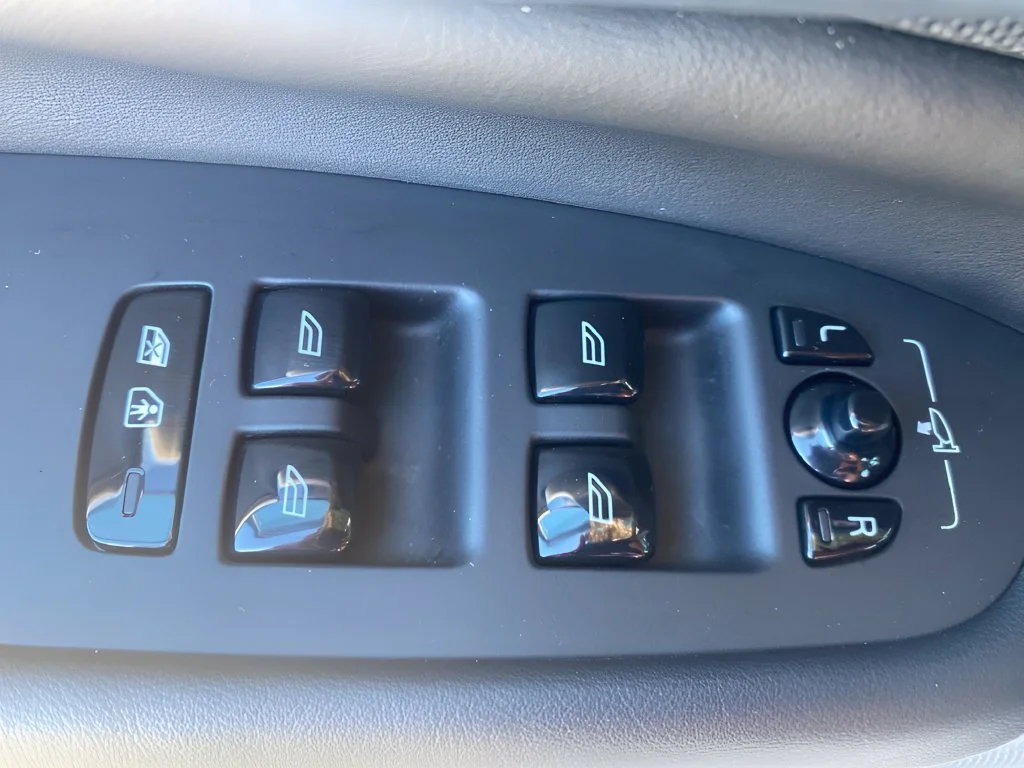 Used 2024  Volvo Plus Bright Theme image 11