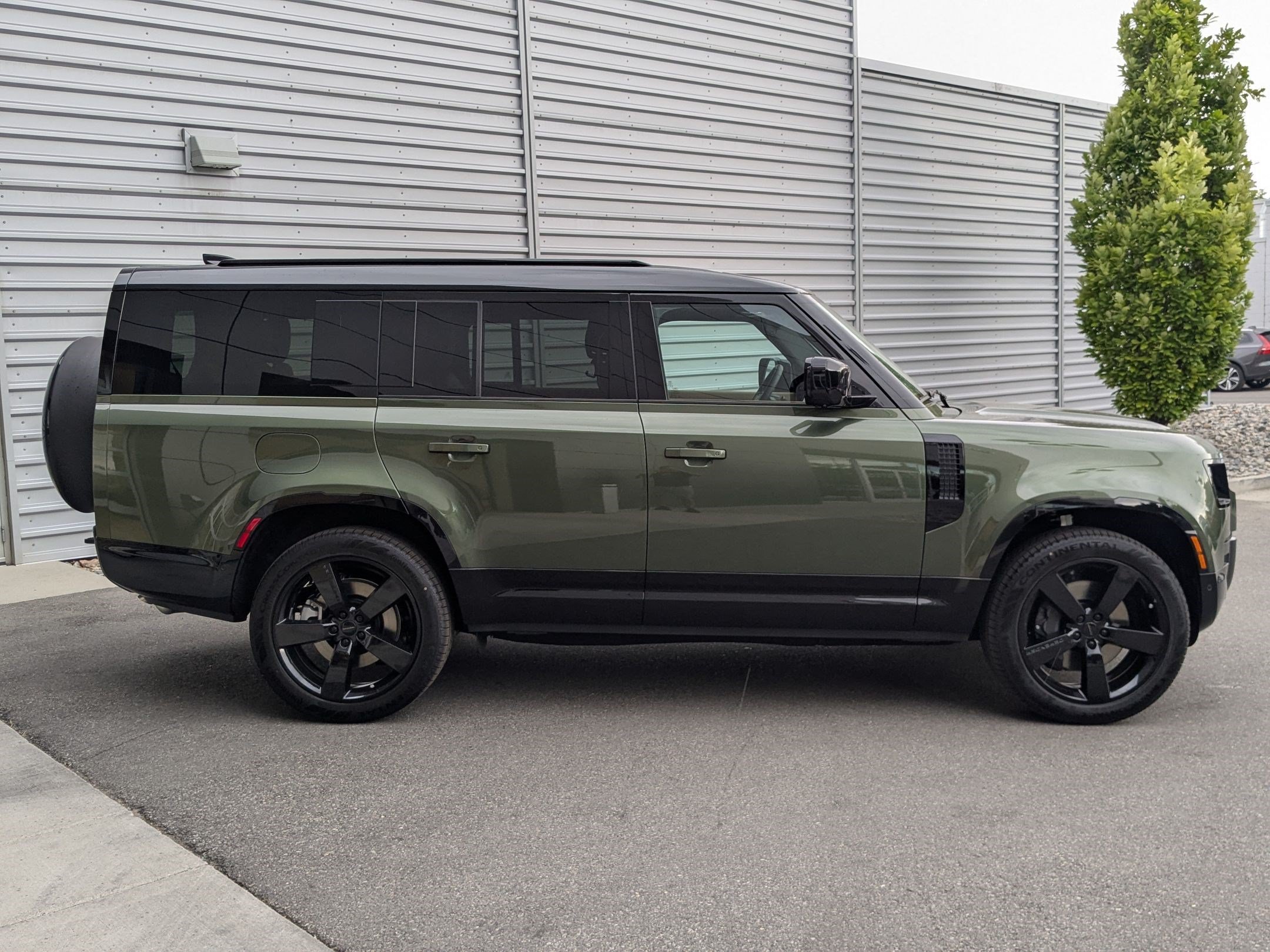 New 2026 Woolstone Green Land Rover P400 X-Dynamic SE image 4