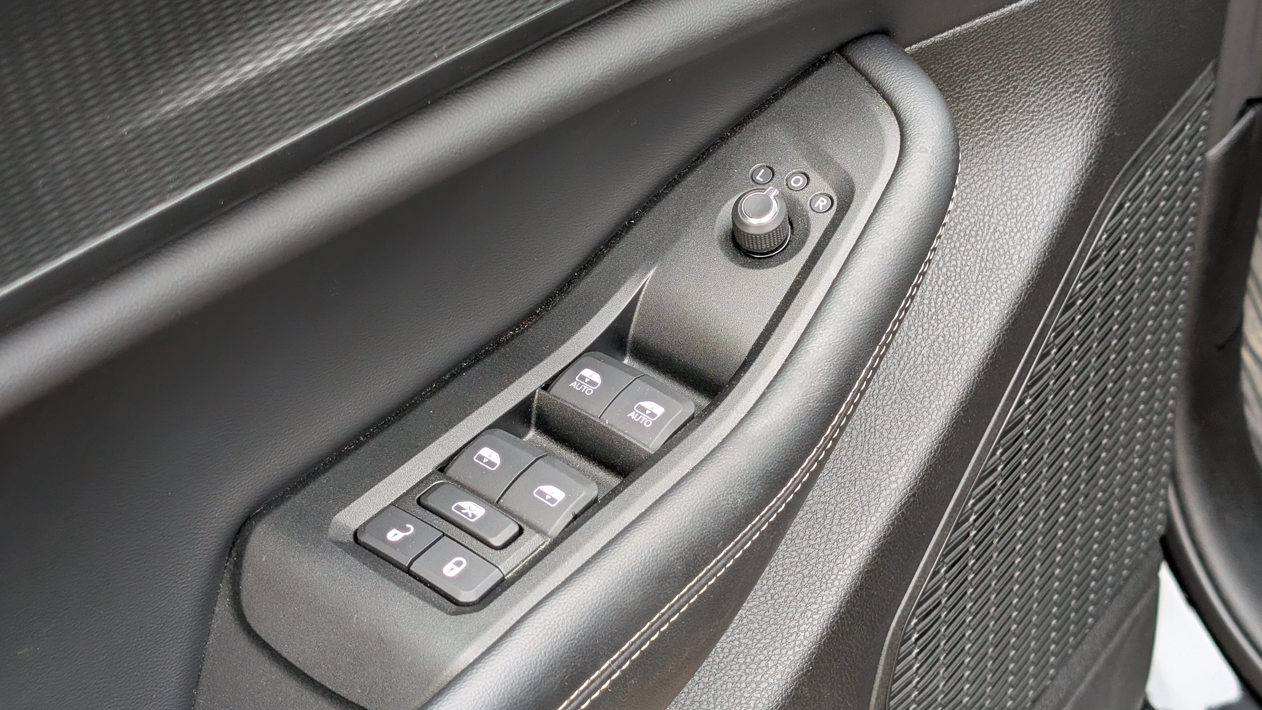 New 2025 Diamond Black Crystal Pearl Jeep Altitude image 17