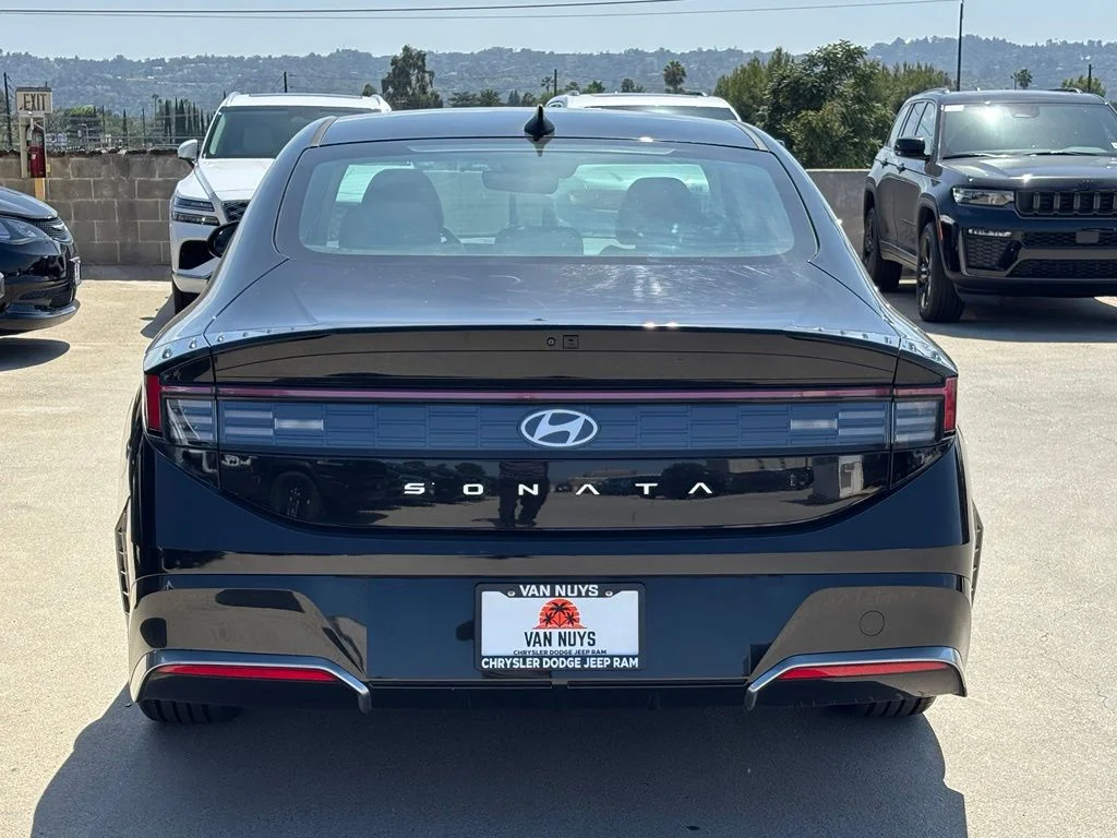 Used 2025 Abyss Black Hyundai SEL image 5