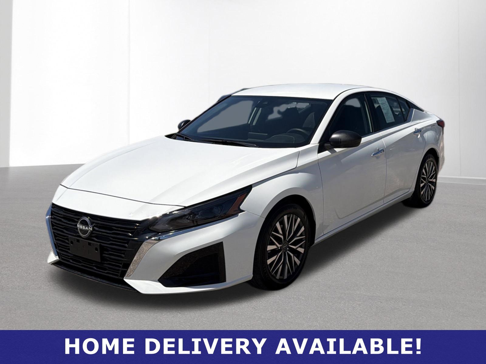 Used 2025 White Nissan SV image 3