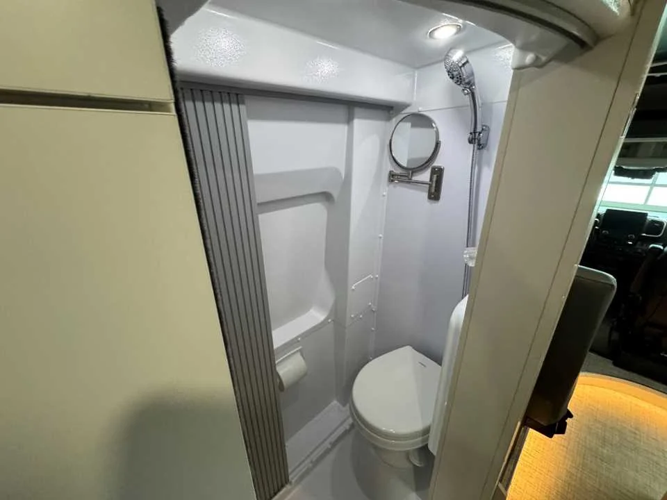New 2027 BRIGHT SILVER METALLIC AIRSTREAM  image 26