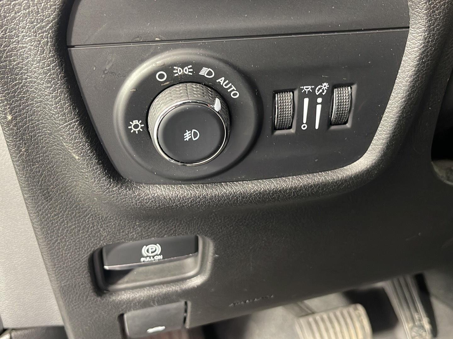 Used 2023 Midnight Sky Jeep Limited image 12
