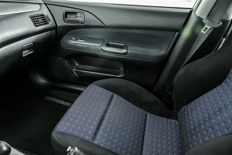 Used 2003 Weightless White Mitsubishi  image 30