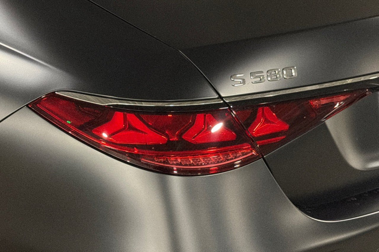 New 2027 MANUFAKTUR Night Black Magno Mercedes-Benz S 580 4MATIC® Sedan image 26