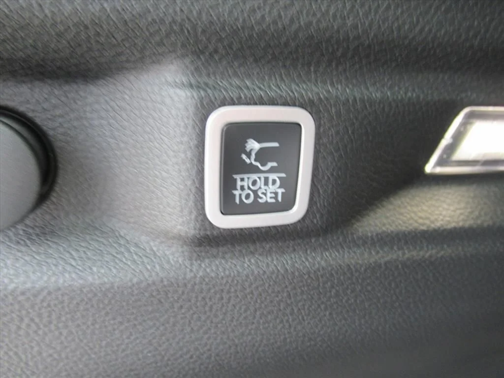 New 2026 Silver Zynith Exterior Paint Jeep Limited image 33