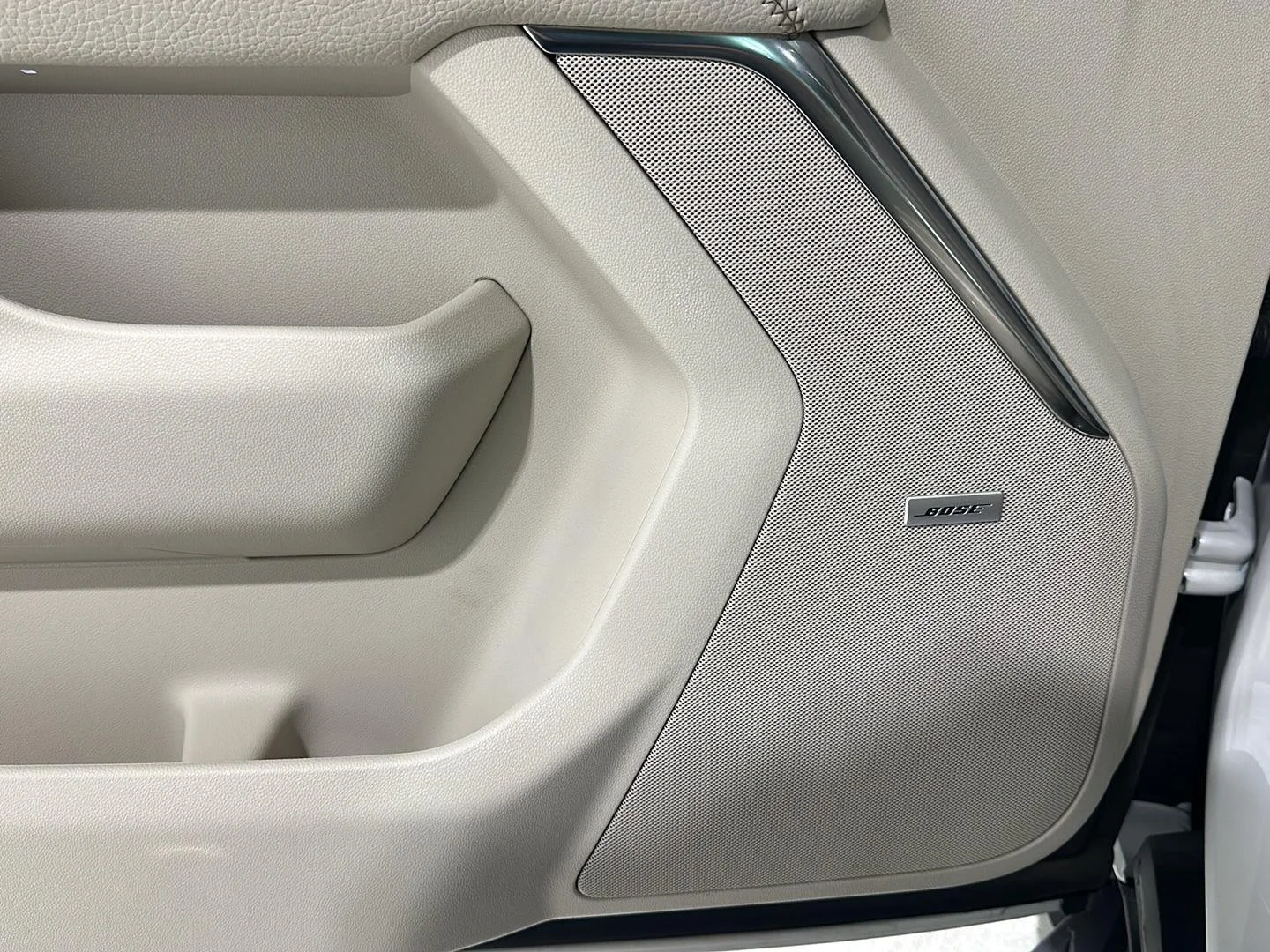 Used 2023 WHITE FROST TRICOAT GMC Denali image 23