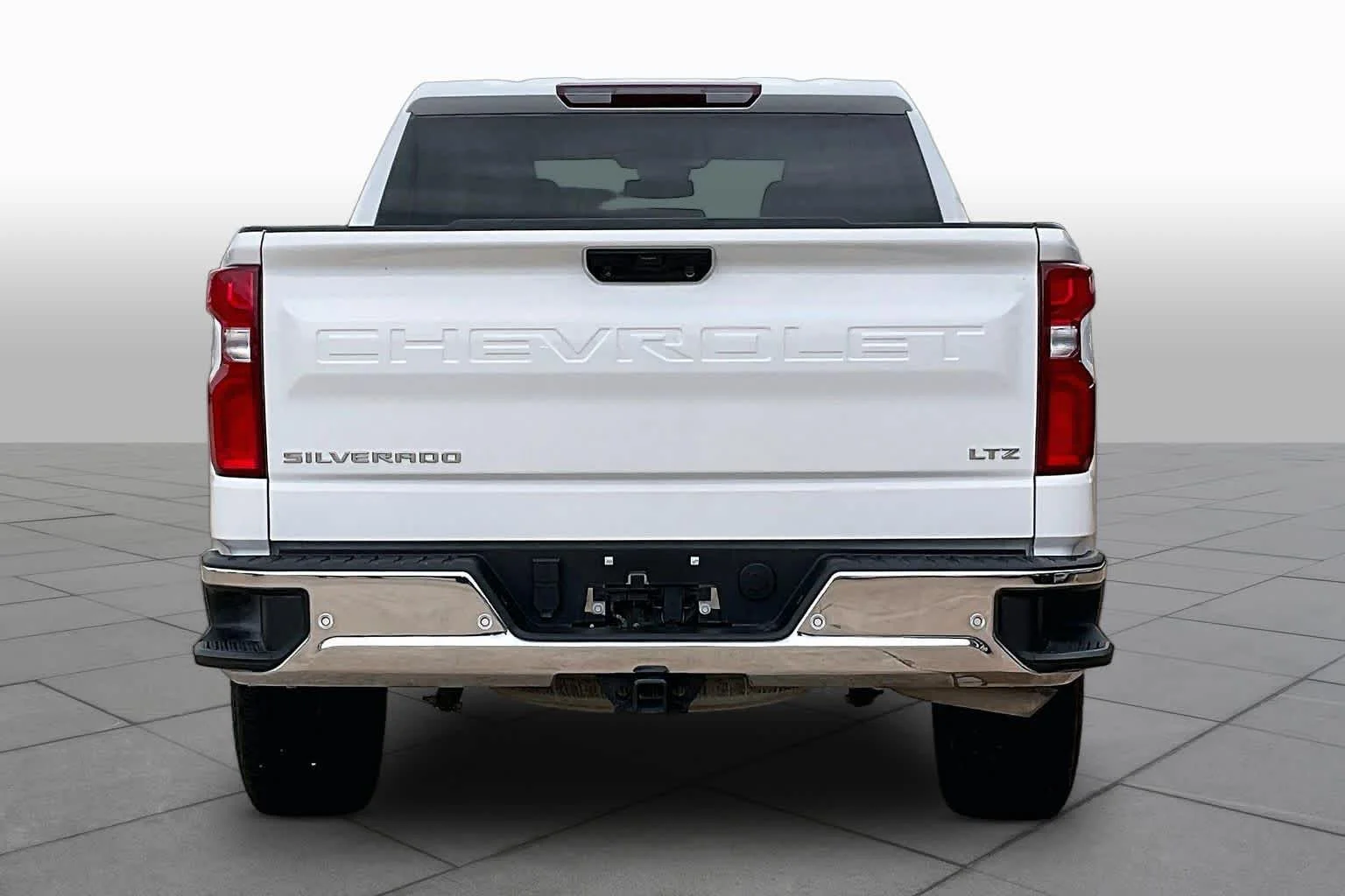 Used 2025 Summit White Chevrolet LTZ image 3