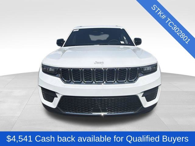 New 2026 Bright White Clear-Coat Exterior Paint Jeep Laredo X image 2
