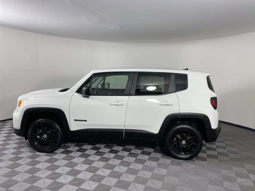 Used 2023 White Jeep Latitude image 5