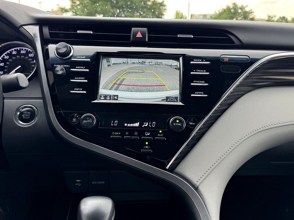 Used 2018 Silver Toyota XLE image 28