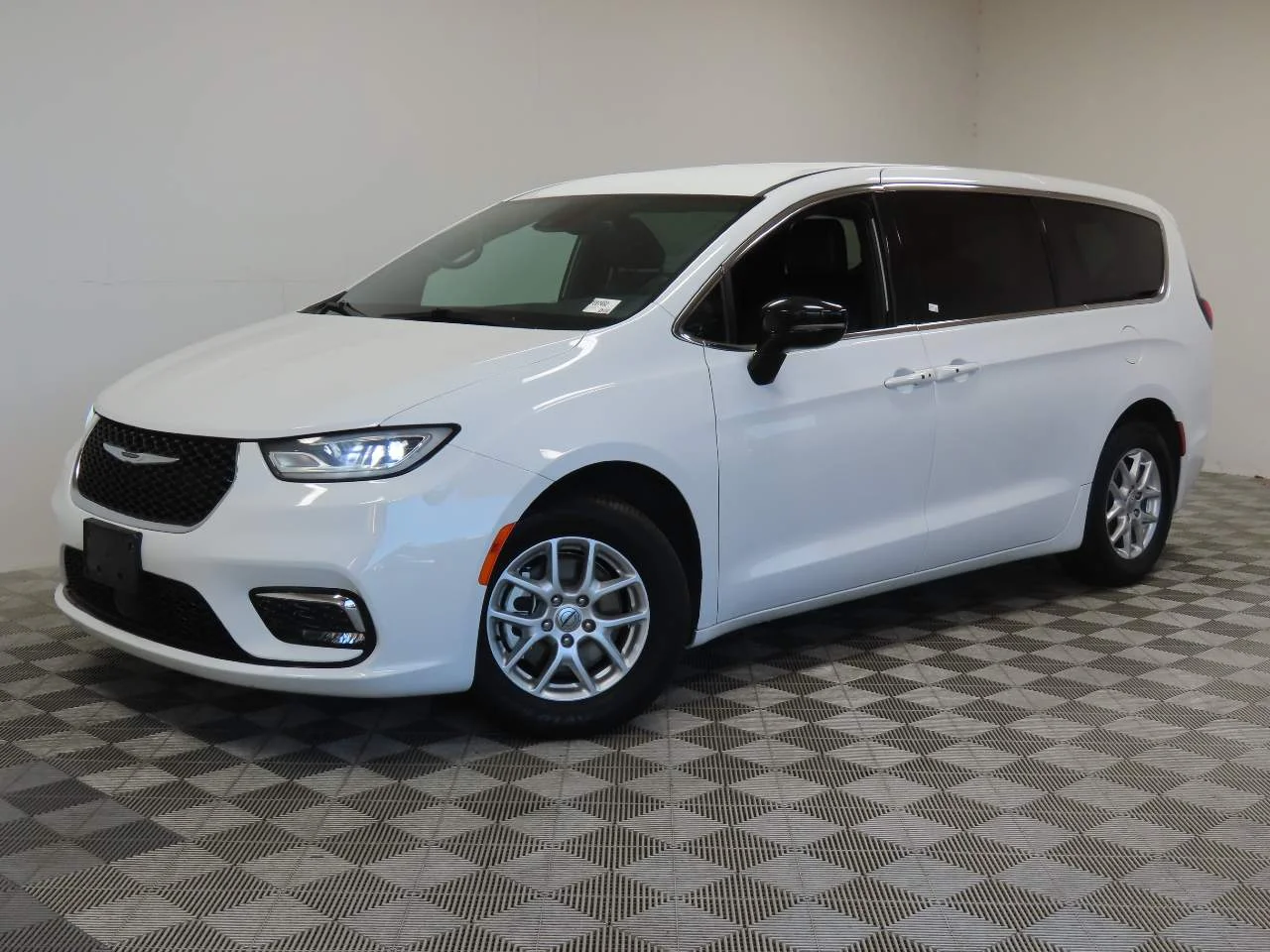 Used 2025 Bright White Clear Coat Chrysler Select image 1