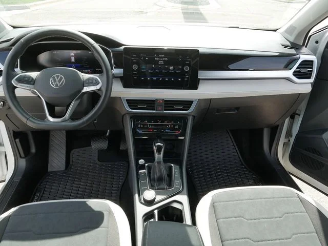 Used 2025 Pure White Volkswagen 1.5T SE image 22
