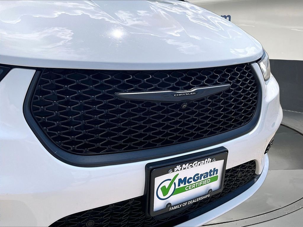 Used 2023 White Chrysler Limited image 35