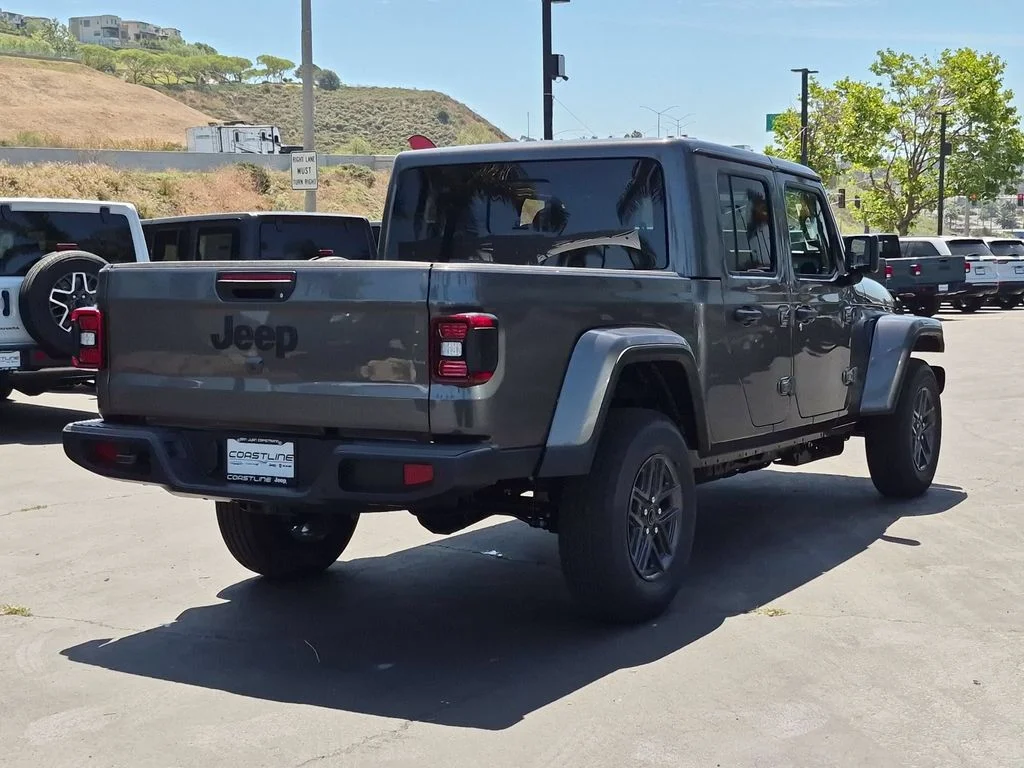 New 2026 Granite Crystal Metallic Clearcoat Jeep Sport S image 4