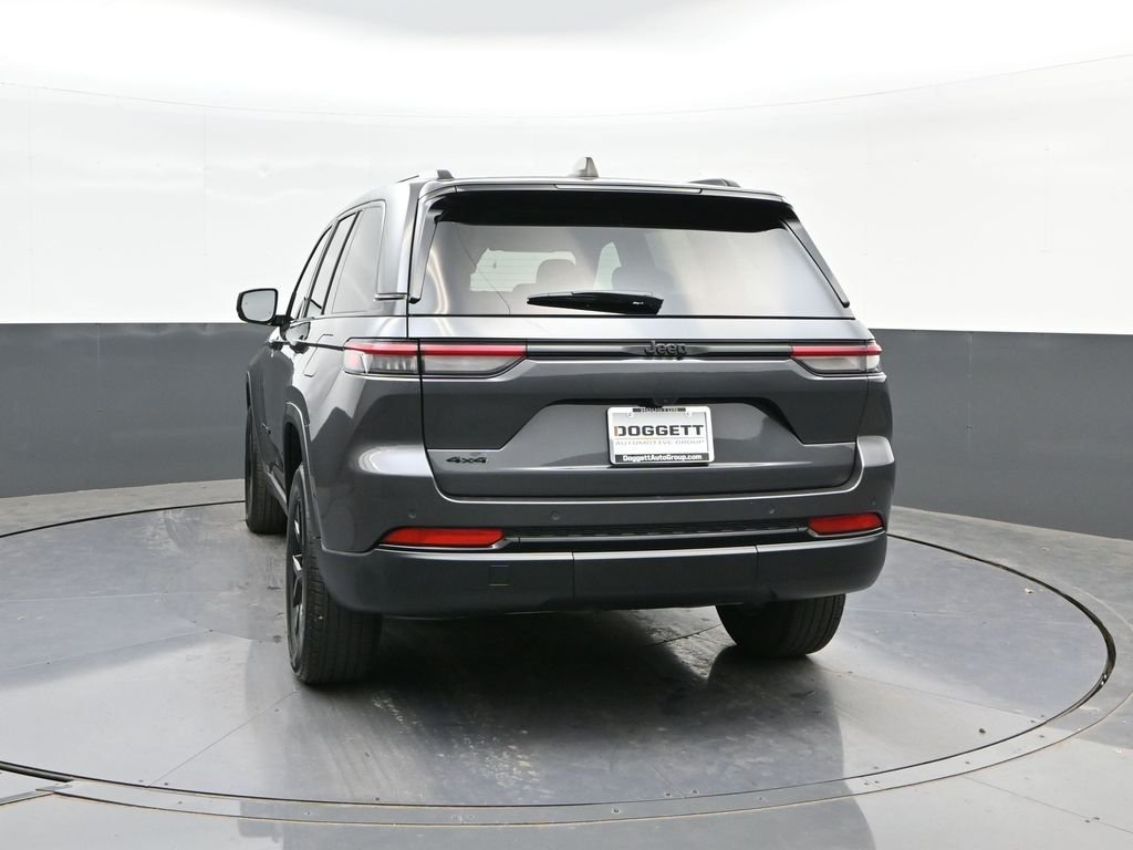 Used 2024 Gray Jeep Altitude image 8