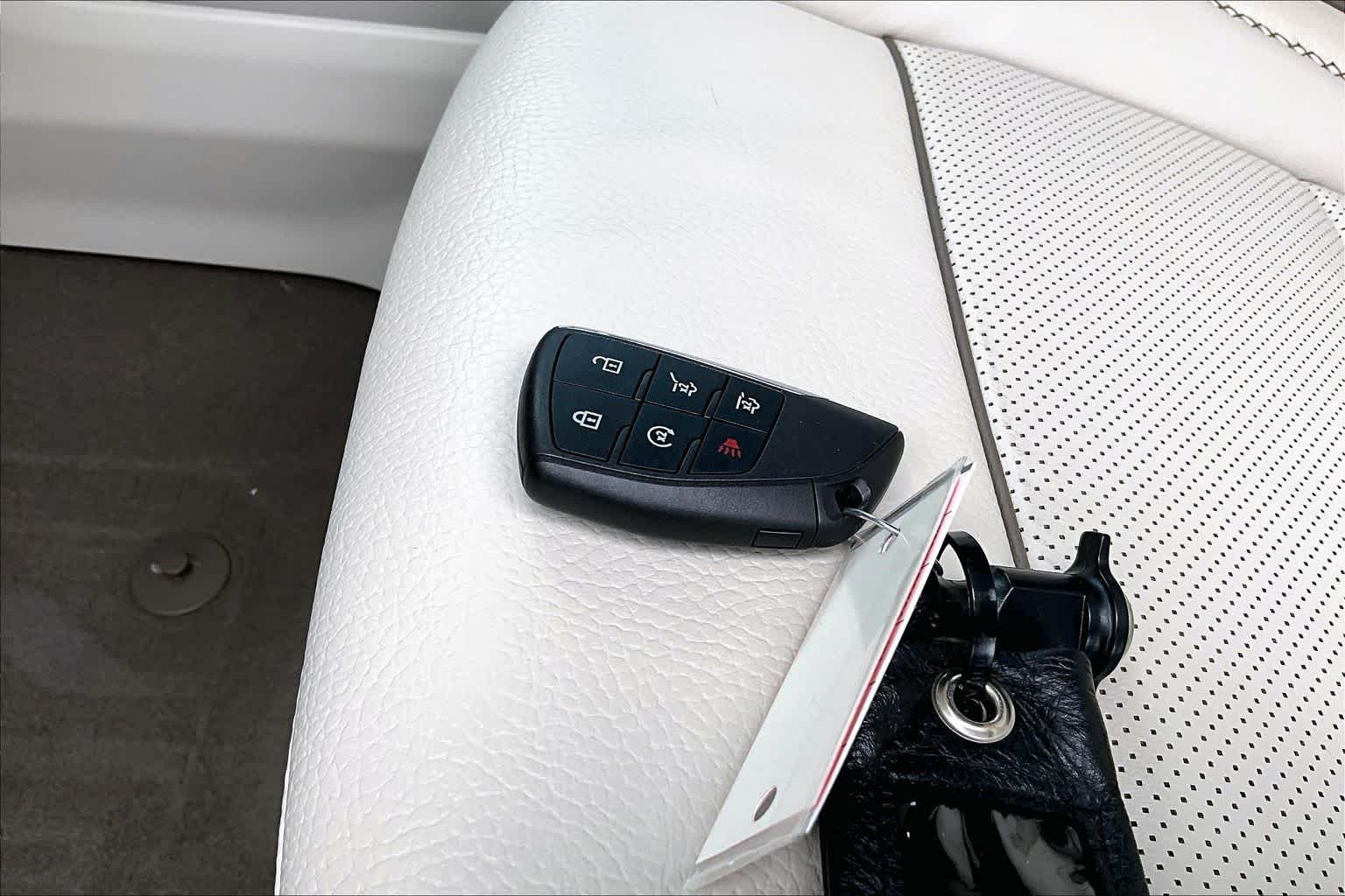Used 2025 White Frost Tricoat GMC Denali image 15