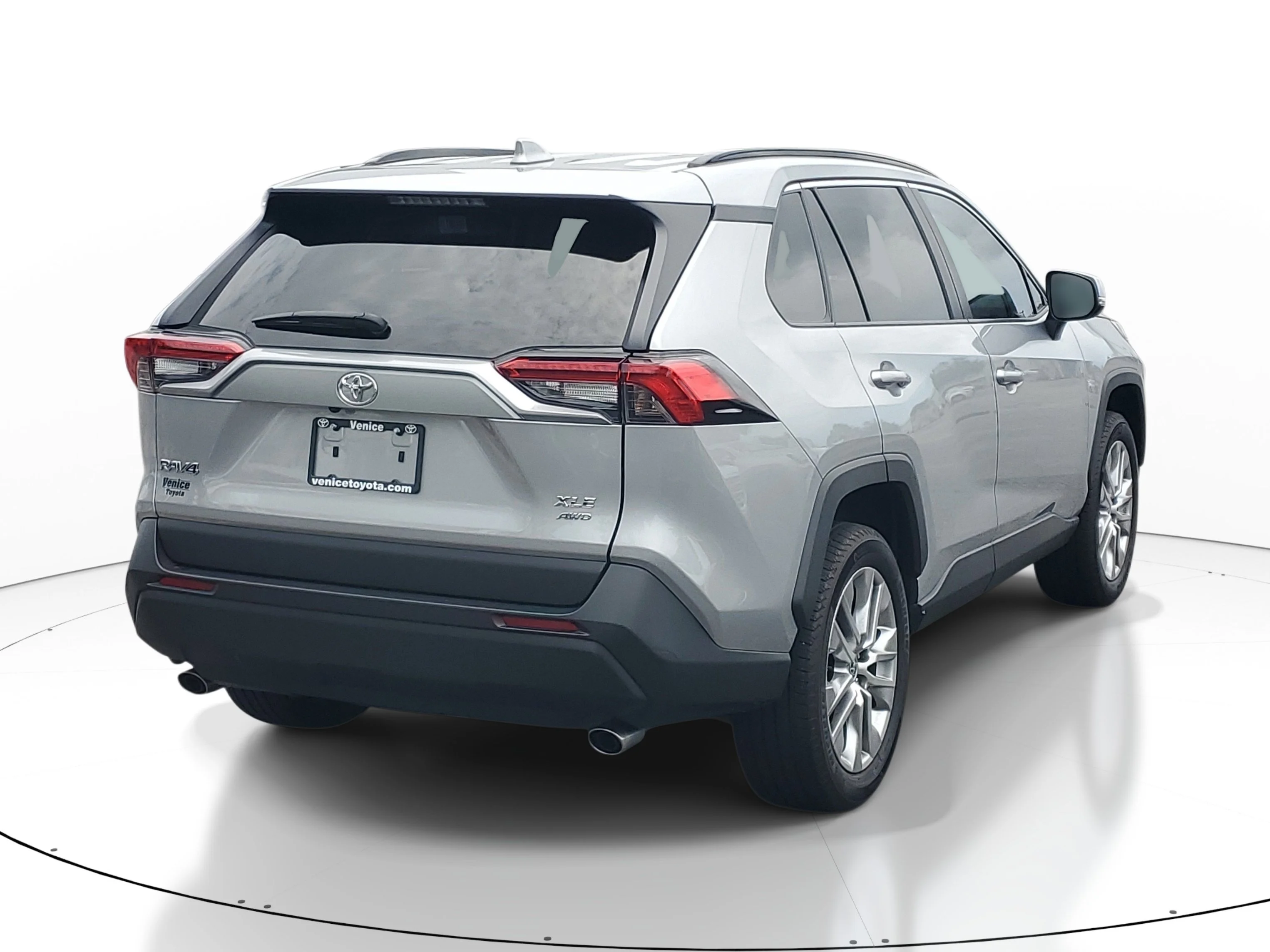 Used 2023 Silver Sky Metallic Toyota XLE Premium image 6