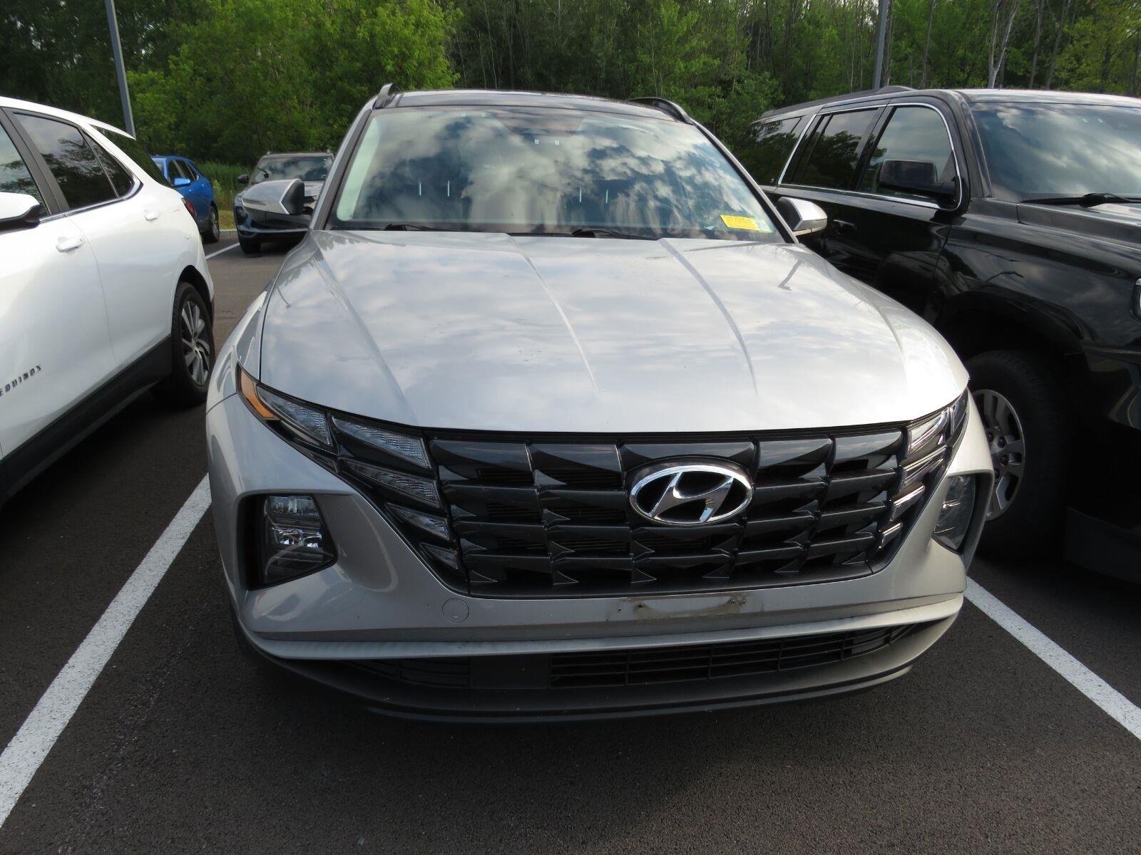 Used 2023 Shimmering Silver Hyundai SEL Convenience image 4