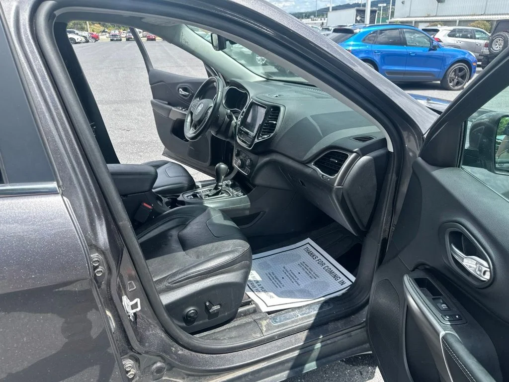 Used 2019 Crystal Metallic Jeep Limited image 13