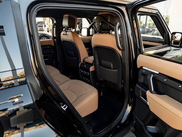 New 2026 Santorini Black Land Rover X-Dynamic SE image 32
