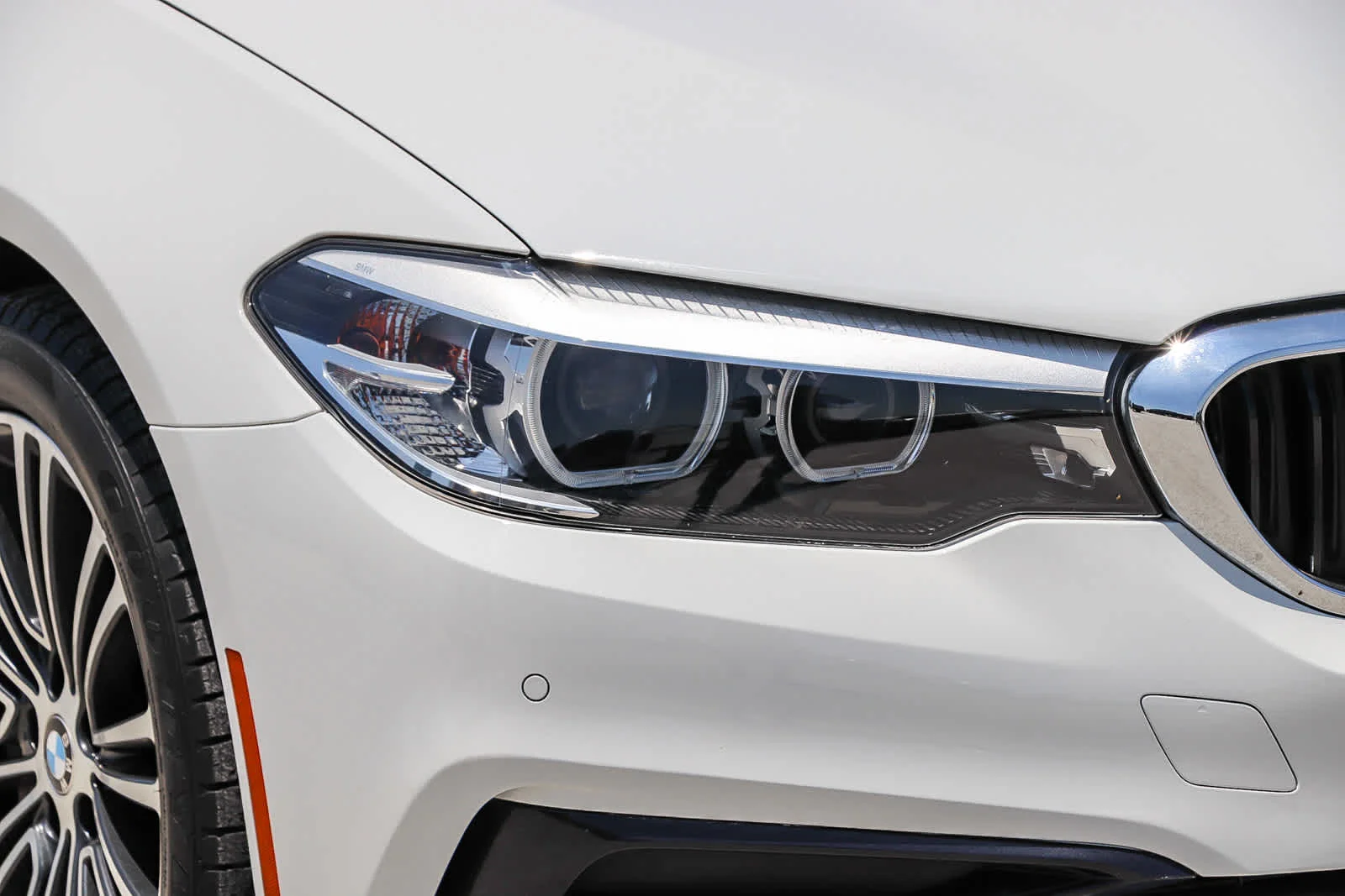 Used 2019 Alpine White BMW 530i image 4