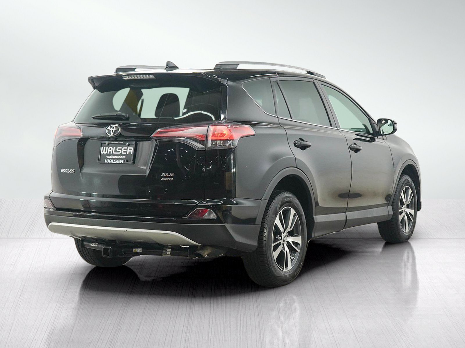 Used 2016 Black Toyota AWD 4dr XLE image 6
