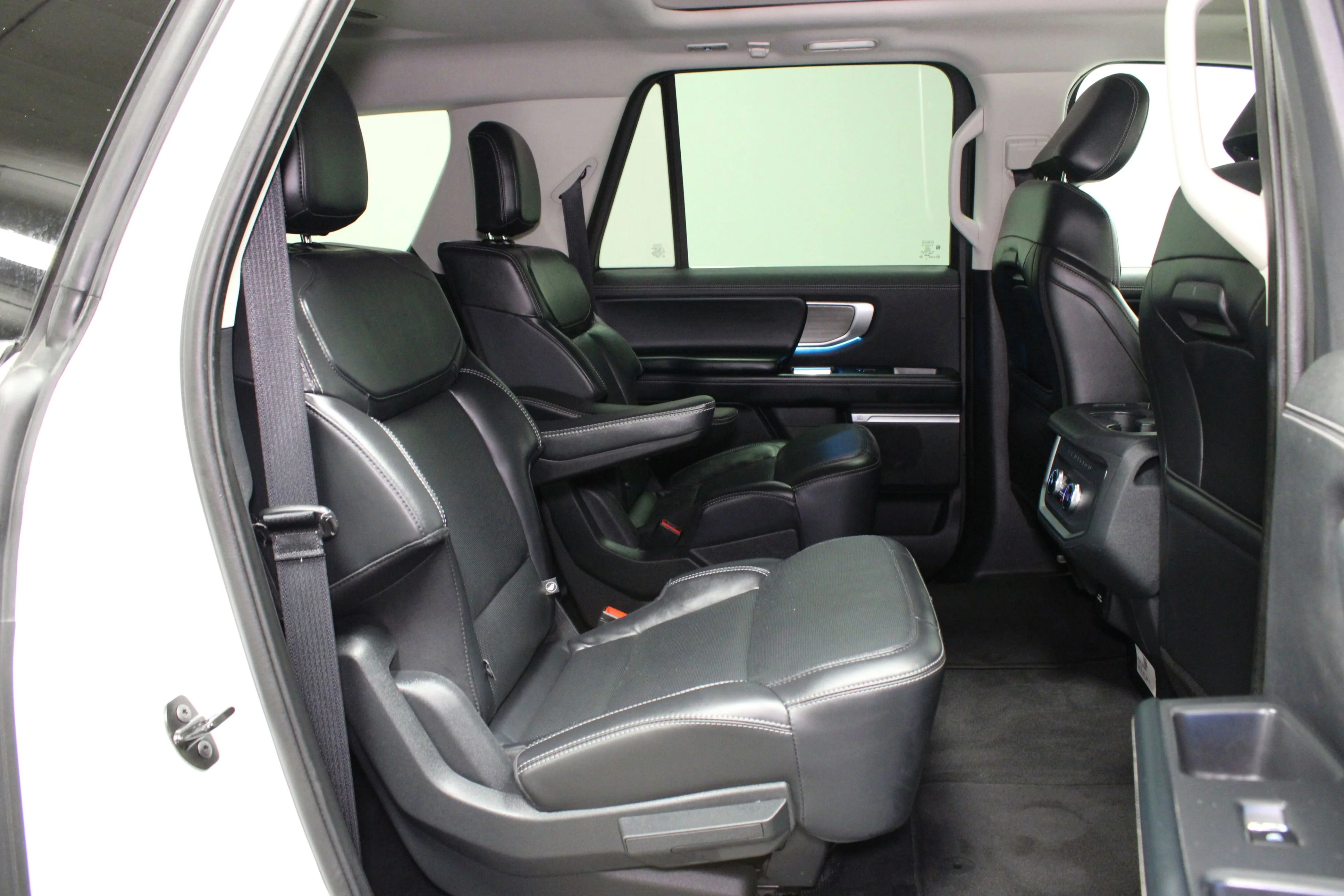 Used 2025 Oxford White Ford Platinum image 19