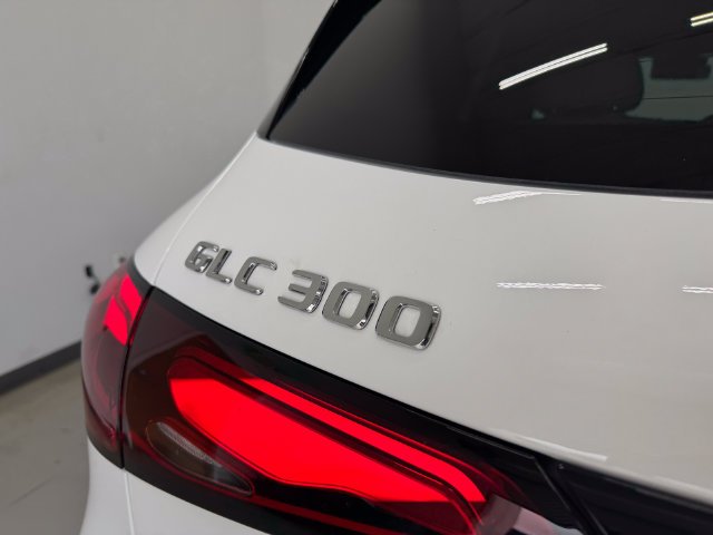 Certified Used 2026 Polar White Mercedes-Benz GLC 300 image 35