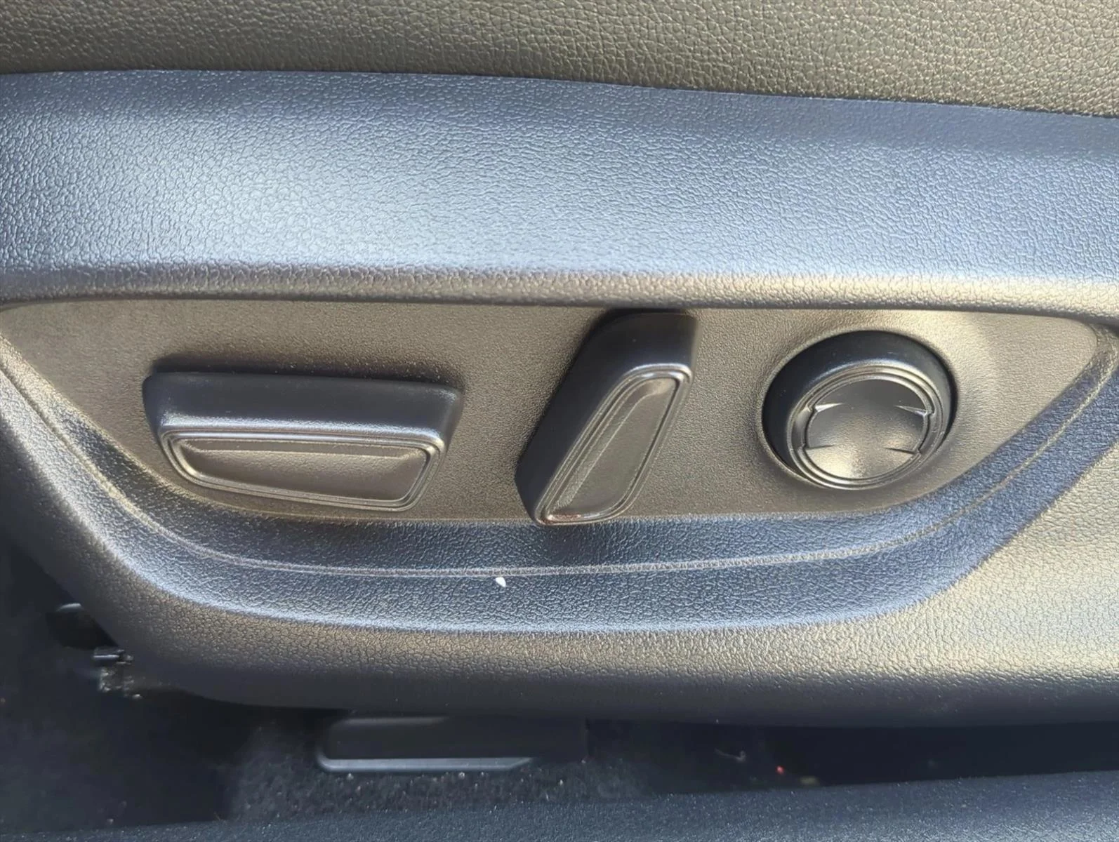 Used 2025 Wind Chill Pearl Toyota XSE image 11