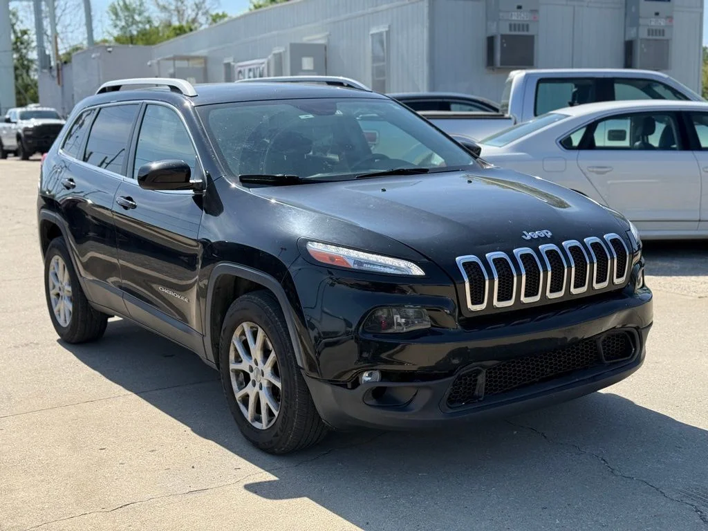 Used 2018 Black Jeep Latitude Plus image 4