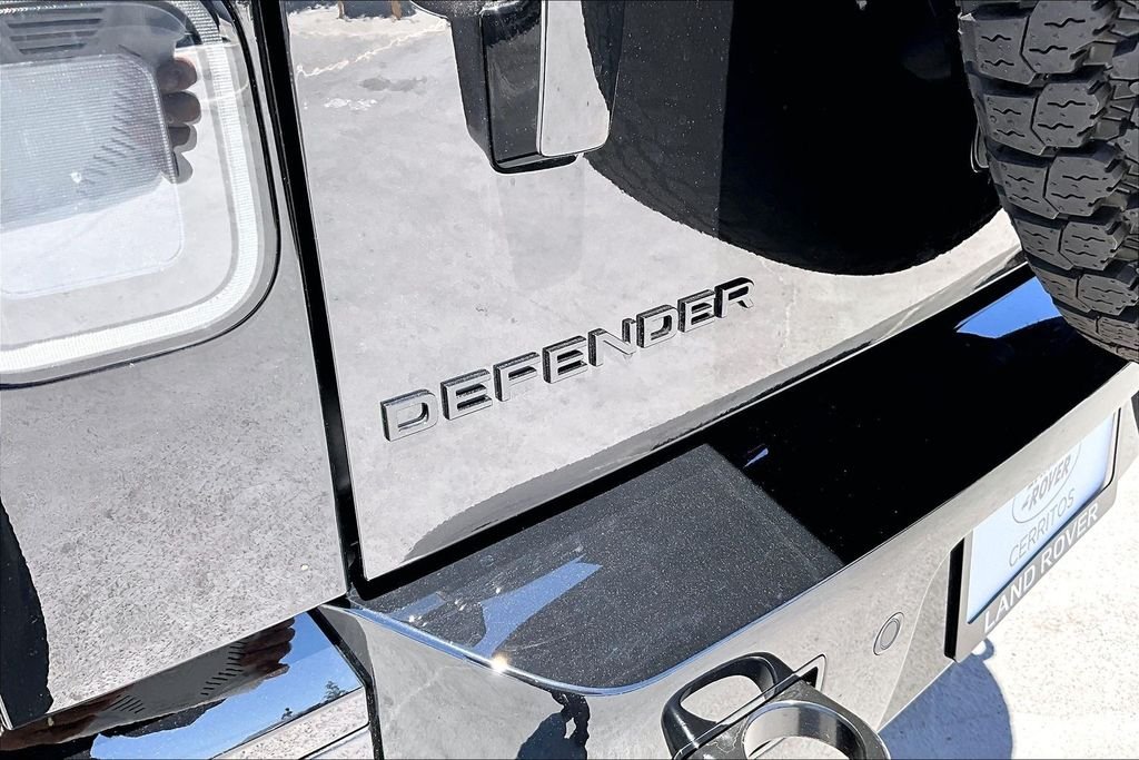 New 2026 SANTORINI BLACK Land Rover X-Dynamic SE image 9