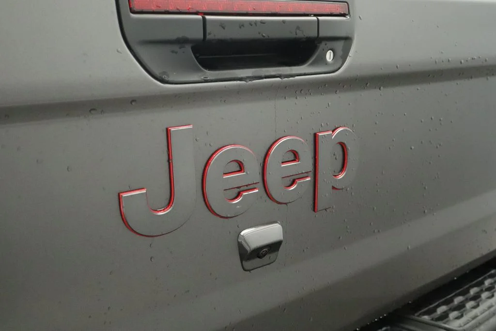 New 2026 Granite Crystal Metallic Clear-Coat Exterior Paint Jeep Rubicon X image 18