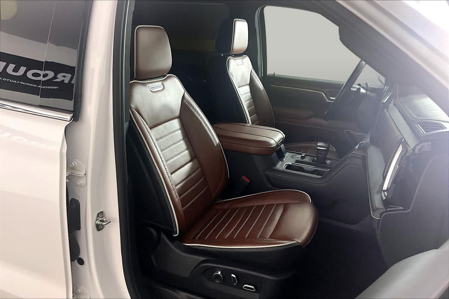 Used 2024 White Frost Tricoat GMC Denali Ultimate image 9