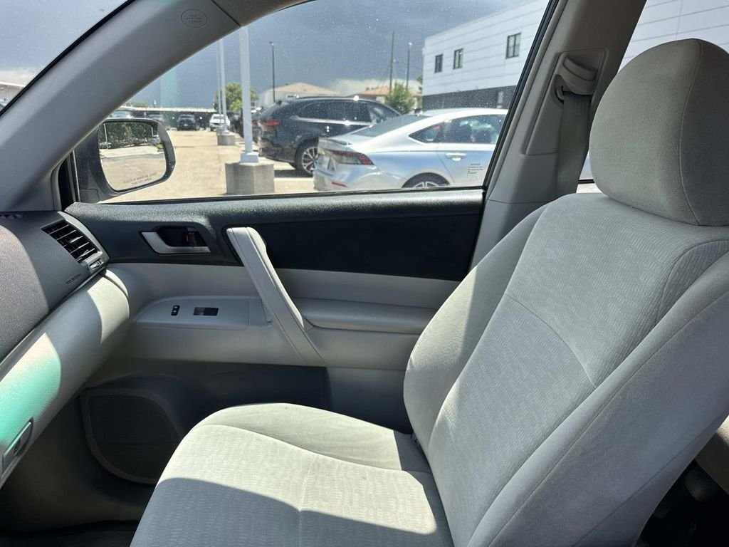 Used 2011 Silver Toyota Base image 15